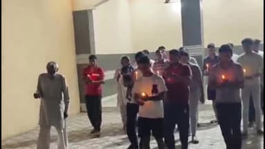 बड़ौत: कश्मीर के पहलगाम में पर्यटकों के निर्मम हत्याकांड के विरोध में लूम गांव में आक्रोशित ग्रामीणों ने निकाला कैंडल मार्च