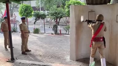 अमरोहा: पहलगाम घटना के बाद अमरोहा पुलिस हुई अलर्ट, एसपी अमित कुमार आनंद पुलिस कर्मियों को दुश्मन से लड़ने की दे रहे ट्रेनिंग