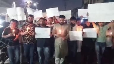 कोल: पहलगाम घटना के विरोध में मुस्लिम समुदाय ने जामा मस्जिद से निकाला कैंडल मार्च, मृतकों को दी श्रद्धांजलि