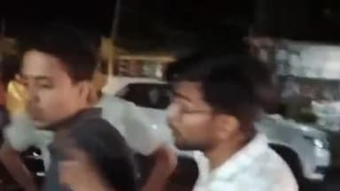 बस्ती: ओपन चिकित्सालय कैली के गेट के सामने तीन युवकों द्वारा हंगामे का वीडियो सोशल मीडिया पर हुआ वायरल