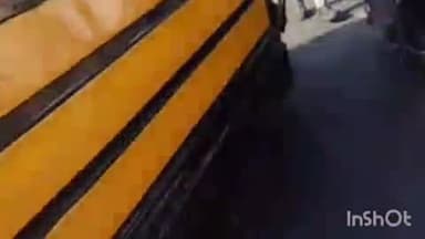 बिजनौर: मंडावर में चंदक फाटक के बीच फंसा ओवरलोड गन्ने से भरा ट्रक, इमरजेंसी के चलते रोकी गई ट्रेन