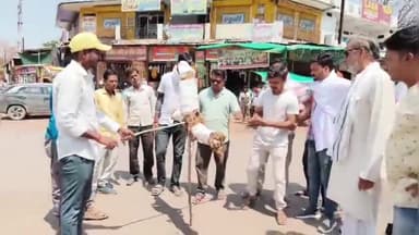 रैपुरा: रैपुरा के कटनी तिराहे पर विश्व हिंदू परिषद और बजरंग दल के कार्यकर्ताओं ने आतंकवाद का पुतला फूंका, प्रदर्शन किया