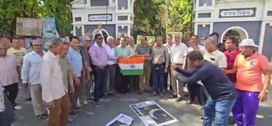 गिर्वा: पहलगाम आतंकी हमले के विरोध में गुलाब बाग में श्रद्धांजलि सभा, आतंकवाद के खिलाफ फूटा जन आक्रोश