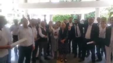 पंचकूला: पंचकूला के वकीलों ने जिला सचिवालय के बाहर पहलगाम आतंकवादी हमले के विरोध में राष्ट्रपति के नाम ज्ञापन सौंपा