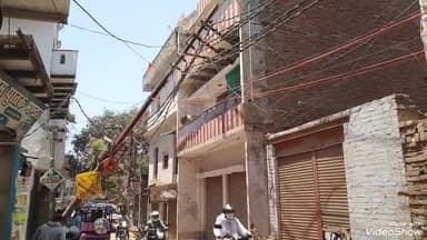 मिर्ज़ापुर: शॉर्ट सर्किट से बल्ली का अड्डा मोहल्ले में जर्जर बिजली का पोल गिरकर बारजा पर टीका, बड़ा हादसा टला