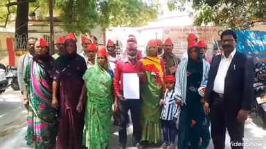 मिर्ज़ापुर: जमीन पट्टा करने की मांग को लेकर तिलई मौआर गांव के निषाद समाज के लोगों ने कलेक्ट्रेट में किया प्रदर्शन