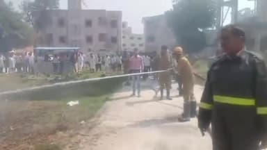 बिलारी: बिलारी में सामुदायिक स्वास्थ्य केंद्र के पास खड़ी 2 एम्बुलेंस और कार में लगी भयंकर आग