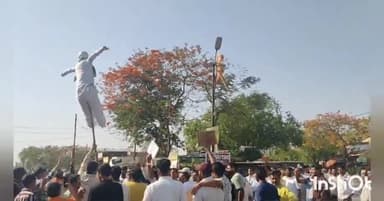 तराना: हिंदूवादी संगठनों ने पहलगाम में हुए आतंकी हमले के विरोध में तराना में फूंका आतंकवाद और पाकिस्तान का पुतला