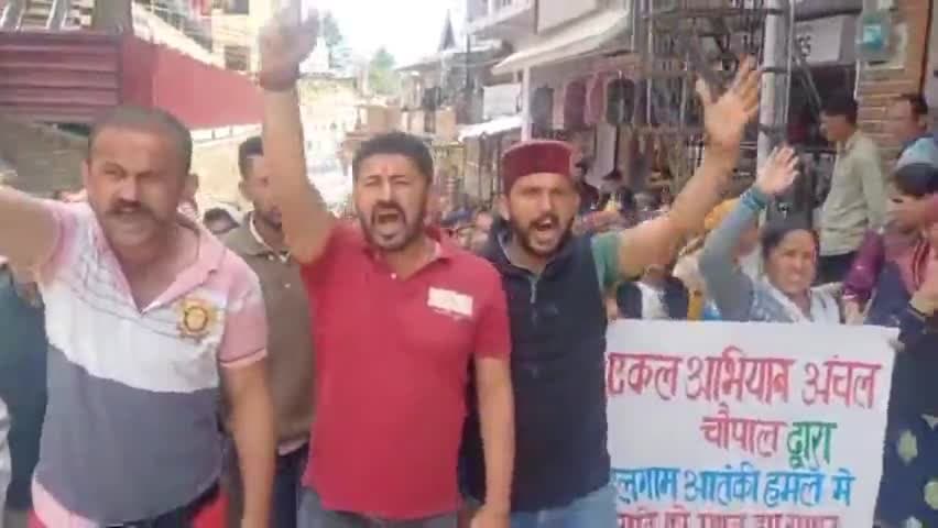 कुपवी: जम्मू कश्मीर के पहलगाम में हुए आतंकी हमले के खिलाफ कुपवी में क्षेत्र के लोगों ने किया रोष रैली का आयोजन