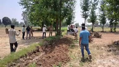 बिजनौर: गांव मुंढाला में चकबंदी के समय से बंद बड़े रास्ते को तहसील प्रशासन की टीम ने खुलवाया