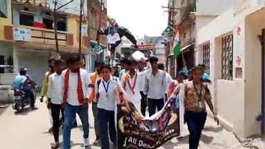 मिर्ज़ापुर: केवीपीजी कॉलेज के छात्रों ने आतंकवाद का पुतला दहन किया, पाकिस्तान मुर्दाबाद के नारे लगाए