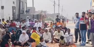 बागपत: नई बस्ती बागपत में कूड़े के ढेर में आग लगने से धुएं से लोगों को सांस लेने में दिक्कत, लोगों ने किया धरना प्रदर्शन