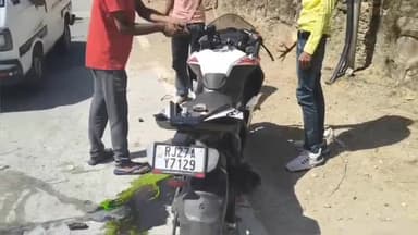 बड़गांव: सज्जनगढ़ रोड पर तेज रफ्तार बाइक बेकाबू होकर फिसली, 3 युवक हुए गंभीर घायल