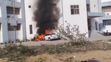 गोड्डा: समाहरणालय परिसर में लगी आग, एक कार, दो बुलेट, एक बाइक और स्कूटी जल गई, अग्निशमन दल ने आग पर पाया काबू