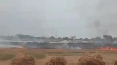 इटावा: गणेशपुर भूटा में 20 बीघा गेहूं की फसल और 100 बीघा भूसा जलकर हुआ राख, दमकल की टीम ने आग पर पाया काबू
