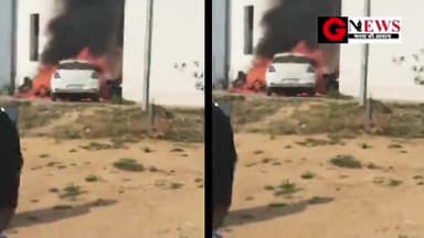 बड़ी खबर : झारखंड गोड्डा के DC ऑफिस के बाहर खड़ी गाड़ी में लग गई आ@ग; 4 मोटरसाइकिल 1 कार ज#लकर स्वाहा! #godda #jharkhand