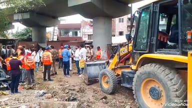 मिर्ज़ापुर: संगमोहाल ओवरब्रिज के नीचे रेलवे प्रशासन ने जमीन पर शुरू की बाउंड्री, मिश्रा ब्रदर का आरोप- जमीन उनकी 99 साल की है लीज