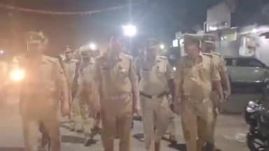 मिलक: मिलक कोतवाली क्षेत्र के भीड़भाड़ वाले इलाके में शांति व्यवस्था बनाए रखने के लिए पुलिस अधीक्षक ने किया फ्लेग मार्च