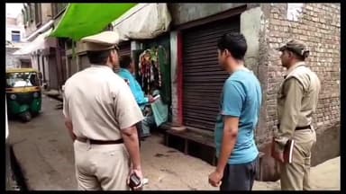 इटावा: कोतवाली इलाके में खाद्य विभाग और पुलिस ने मीट की दुकानों का किया निरीक्षण, कई दुकानों में मिली कमियां