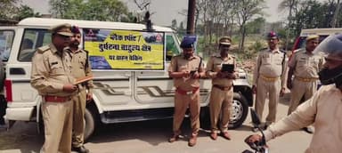 गोरखपुर: परिवहन अधिकारी ने महाराणा प्रताप चौक पर चेकिंग अभियान चलाकर 1 बस, 1 कार और 21 ई-रिक्शा के खिलाफ की कार्रवाई