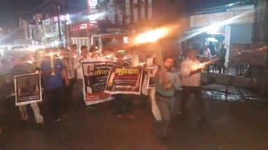 कोल: पहलगाम में हुए आतंकी हमले की सामाजिक संगठनों ने रामलीला मैदान में की निंदा, निकाला कैंडल मार्च और किया पुतला दहन