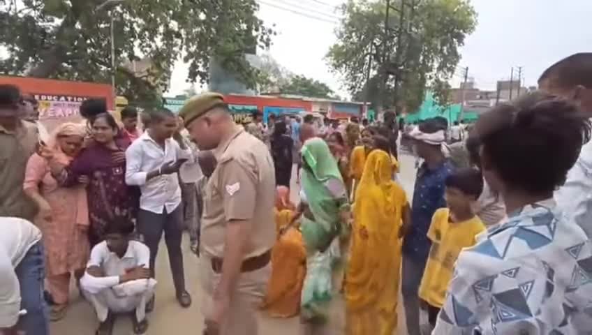 #टूंडला थाना क्षेत्र में पूर्व जिला पंचायत सदस्य पप्पू कुशवाह को दिन दहाड़े गोली सेभुना। @uppolicexyz @dgpup #UttarPradesh