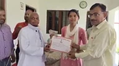 इकौना: जनता इंटर कॉलेज गोपालपुर में हाईस्कूल की जिले में दूसरे स्थान की छात्रा को 5000 नगद पुरस्कार से सम्मानित किया गया