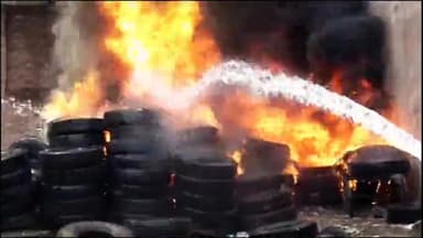 इटावा: कोतवाली इलाक़े के उर्दू मोहल्ला में पुराने टायर के स्टॉरेज में लगी भीषण आग, फायर बिग्रेड आग पर काबू पाने में जुटी है