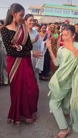 श्रीनगर में ये दोनों लड़की पूरा हिला के रख दिया है