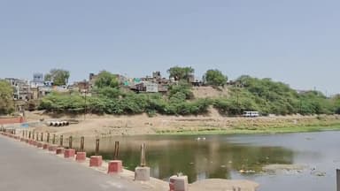 मंदसौर: पशुपतिनाथ मंदिर के सामने शिवना नदी किनारे मिट्टी की ढलान पर बने मकान हो सकता है बड़ा हादसा#jansamsay