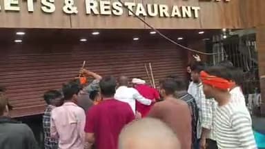 फतेहपुर: पटेलनगर में बजरंग दल के लोगों ने माया श्याम होटल को खुला देख डंडे चलाकर करवाया बंद, पुलिस फोर्स रही मौजूद