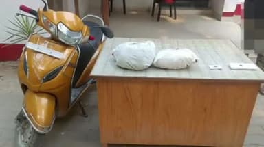 पडरौना: कुबेरस्थान थाने की पुलिस टीम ने 3 किलो से अधिक अवैध गांजे के साथ स्कूटी सवार महिला और पुरुष को गिरफ्तार कर भेजा जेल