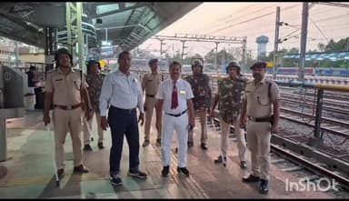 ସମ୍ବଲପୁର ମ୍ୟୁନିସିପାଲଟି: ଆରପିଏଫ ଓ ଜିଆରପି ପକ୍ଷରୁ ସମ୍ବଲପୁର ରେଳ ଷ୍ଟେସନରେ ଫ୍ଲାଗ ମାର୍ଚ୍ଚ ଅନୁଷ୍ଠିତ