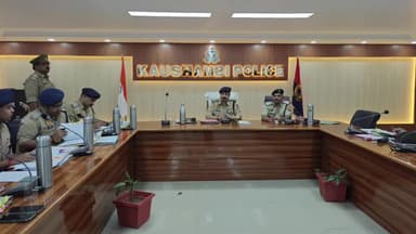 मंझनपुर: मंझनपुर पुलिस कार्यालय में बैठक कर एसपी ने अपराधियों पर कार्रवाई का बिगुल बजाया, दी चेतावनी