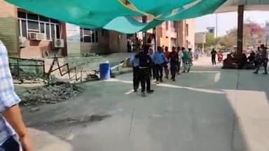 झालरापाटन: झालावाड़ एसआरजी हॉस्पिटल में युवक ने किया जमकर हंगामा, देखें लाइव वीडियो