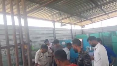 दलौदा: दलोदा थाना क्षेत्र के महाकाली ढाबे में लगी आग; ASI ने भरी हुई गैस की टंकी को उठाकर खाली स्थान पर फेंका, वीडियो वायरल