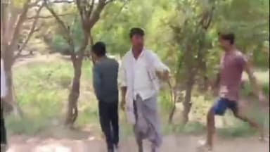 सिराथू: फतेहपुर के भूसा व्यापारियों ने मेडीपुर में गांव के लोगों पर लगाया आरोप, कहा- रास्ते में भेड़ खड़ा कर की गई लूट