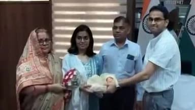 मंझनपुर: पहले प्रयास में आईएएस अधिकारी बनी साधना दिवाकर ने मंझनपुर में डीएम से मुलाकात कर कैडर से संबंधित जानकारी हासिल की