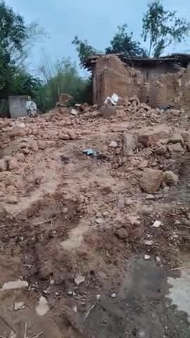 22/04/2025 
आंचल और थाना से अधिकारी गए अतिक्रमण मुक्त करने
कच्चे का घर तोड़ कर चले आए बोले गरीब लोग का घर तोड़ 
दिया गया