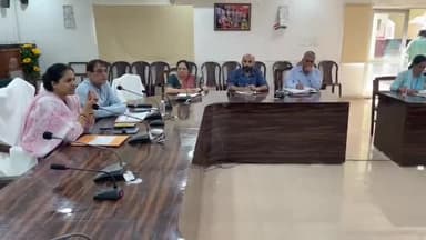 अमरोहा: अमरोहा के गांधी सभागार में जिलाधिकारी ने अधिकारियों के साथ बैठक की, सफाई और शिक्षा पर दिया विशेष ध्यान