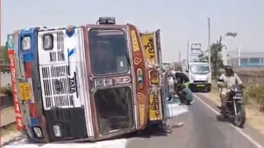 ਫਿਲੌਰ: ਦੁੱਧ ਦੇ ਨਾਲ ਭਰਿਆ ਇੱਕ ਕੰਟੇਨਰ ਫਿਲੋਰ ਸਰਵਿਸ ਲੇਨ ਵਿਖੇ ਪਲਟਿਆ, ਡਰਾਇਵਰ ਨੂੰ ਬਚਾਉਣ ਦੀ ਥਾਂ ਕੁੱਝ ਲੋਕ ਦੁੱਧ ਭਰ ਕੇ ਲਿਜਾਉਦੇ ਆਏ ਨਜ਼ਰ