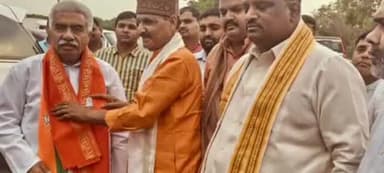 तुलसीपुर: तुलसीपुर विधायक कैलाश नाथ शुक्ला ने जिले के प्रभारी मंत्री राकेश सचान को अंग वस्त्र देकर किया सम्मानित