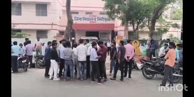 पडरौना: कुशीनगर के विभिन्न विद्यालयों पर तैनात परिचारकों ने वेतन की मांग को लेकर जिला विद्यालय निरीक्षक को ज्ञापन सौंपा