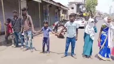 पनागर: शराब दुकान हटाने की मांग को लेकर आदिवासी महिलाओं ने रांझी मोनी तिराहे पर चक्काजाम किया