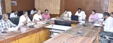 जगदलपुर: बस्तर कमिश्नर ने विभागीय अधिकारियों से संवाद कर आवश्यक दिशा-निर्देश दिए, अनुपस्थित अधिकारियों को स्पष्टीकरण जारी करने का निर्देश