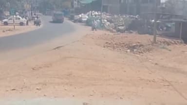 झाबुआ: रंगपुर मार्ग पर शराब दुकान के पीछे मकान में आग लगने से सामान जलकर राख हो गया, फायर ब्रिगेड मौके पर पहुंचा