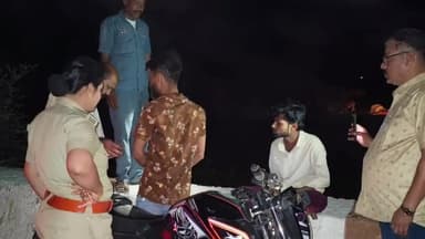 बहोरीबंद: सिहुडी गांव में सार्वजनिक स्थान पर शराब पीते युवकों को बाकल पुलिस ने समझाया