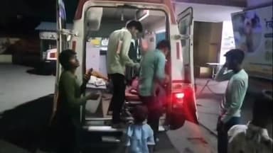 धनौरा: गजरौला हसनपुर रोड पर सिहाली जागीर के पास तेज रफ्तार पिकअप मिट्टी के ढेर से टकराई, 6 लोग हुए घायल