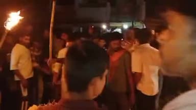 जबलपुर: रांझी मड़ई से पाकिस्तान आतंकवाद का पुतला जूते की माला पहनकर निकला, मशाल जुलूस में पुतले को जूते-चप्पल की मार