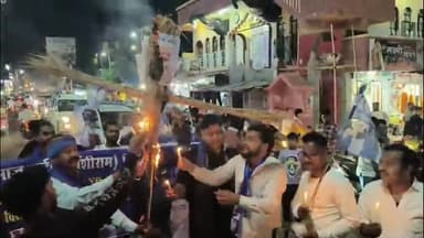 गिरिडीह: पहलगाम आतंकी हमले में शहीद हुए देशवासियों को टावर चौक पर श्रद्धांजलि